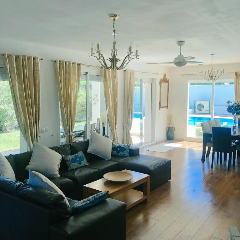 Detached Villa 4 bed Duquesa with Private infinity pool close to port and beach - Villa - 46