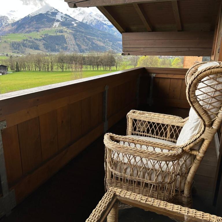 Haus Wenger Mountain View & Swimming Pool - Vierbettzimmer mit Bergblick - 9