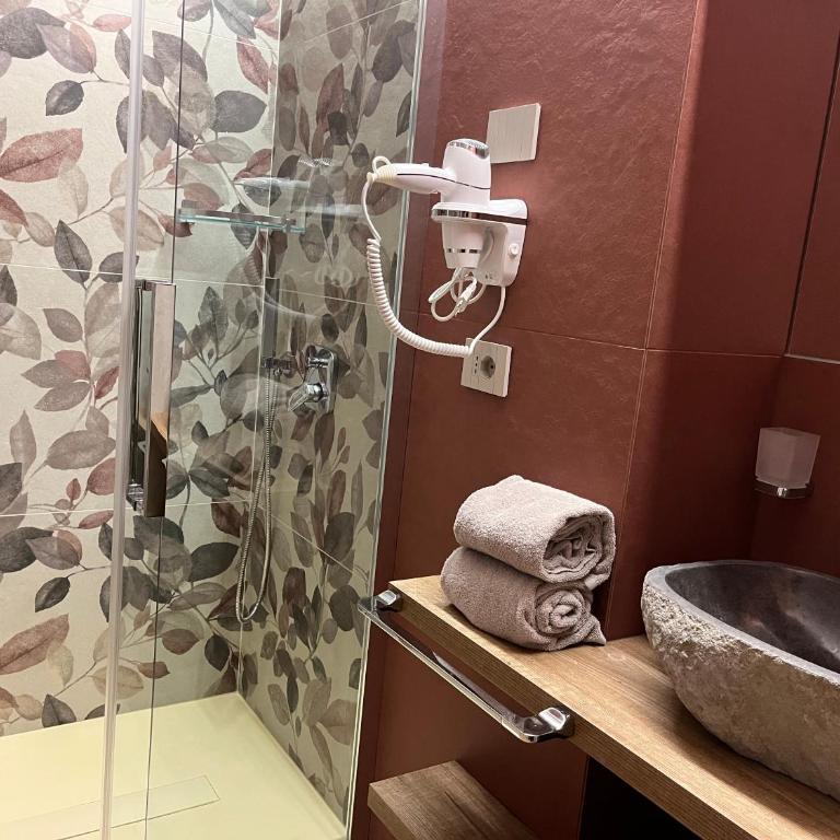 Le Rocce Val di Non - Quality Room & Breakfast - Chambre Lit Queen-Size avec Baignoire Spa - 5