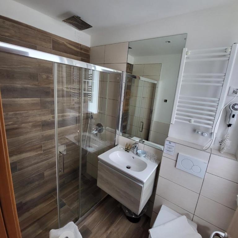 Hotel Garni Rosmari - Camera Matrimoniale con Vista Piscina - 1