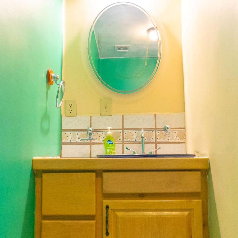 2BR /2BA Family Vacation Home with WiFi - Casa - 10