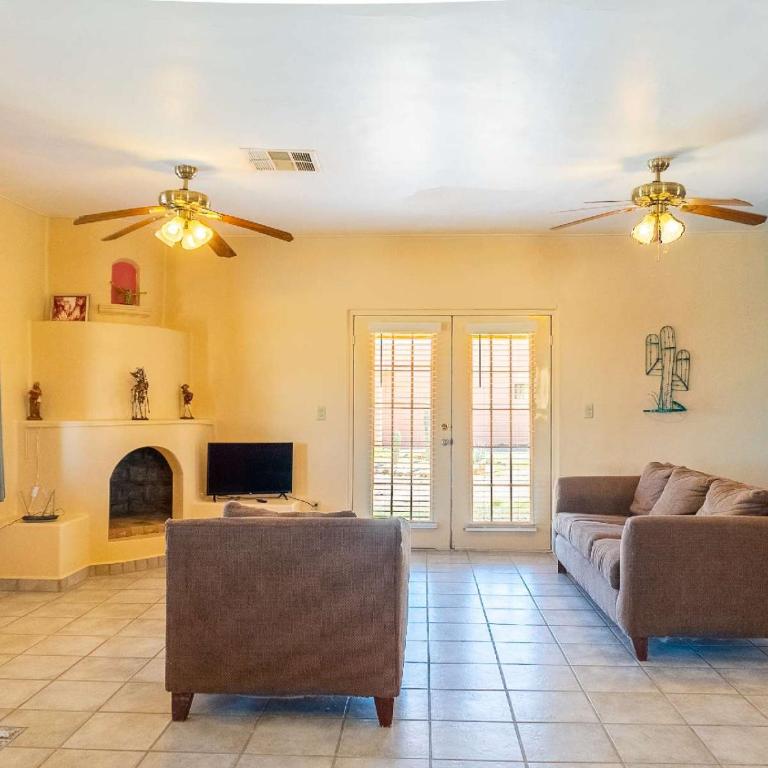 2BR /2BA Family Vacation Home with WiFi - Casa - 16