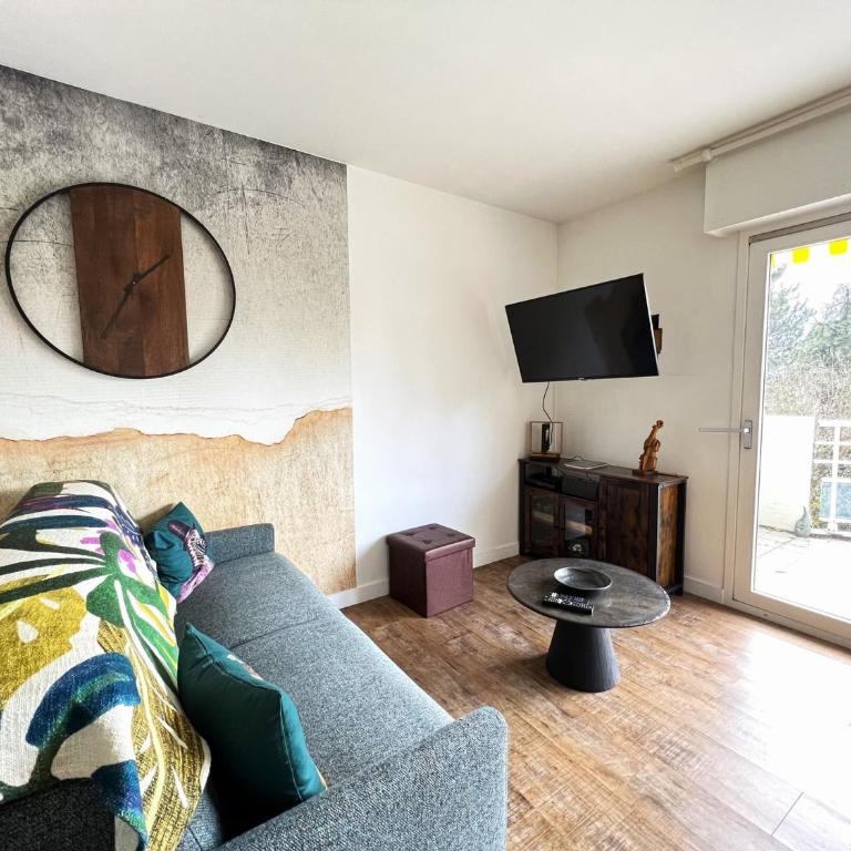 Beau T3 avec vue parc et Dent du Chat, pour 3/4 pers, avec terrasse et WiFi - FR-1-555-88 - Apartment - 3