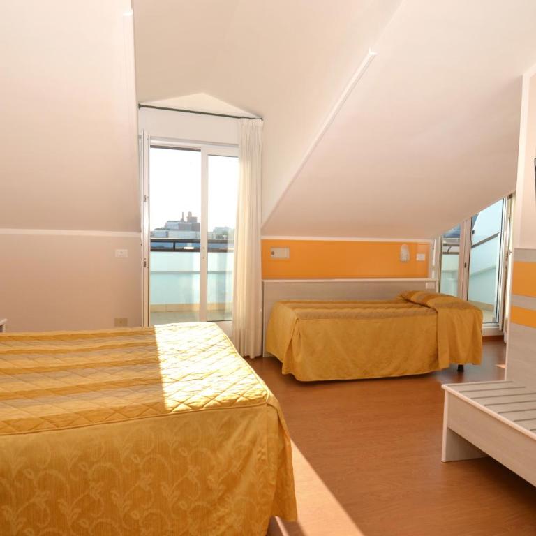 Hotel Righetto Fronte Mare - Camera Quadrupla con Balcone - 1