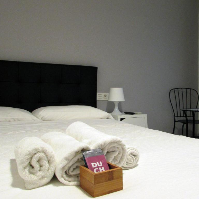 Pensió Cerdanya - Basic Double Room with Private Bathroom - 1