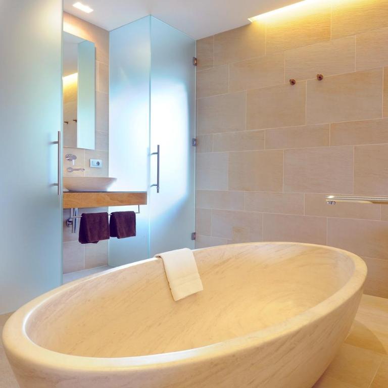 Bio & Wellnesshotel Pazeider - Healing Garden above Meran - Camera Matrimoniale Deluxe con Vasca - 1