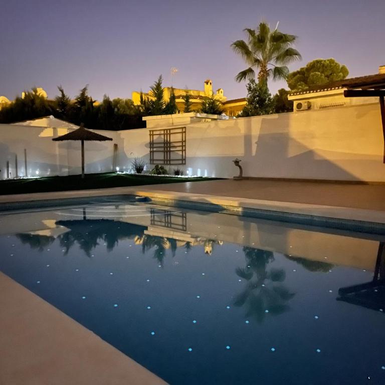 CHALET CON PISCINA PRIVADA - Casa de 3 dormitorios - 1