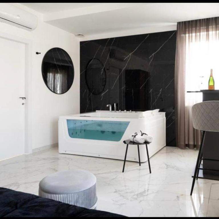 DIADEMA Luxury Suite - Camera King con Vasca Idromassaggio - 1
