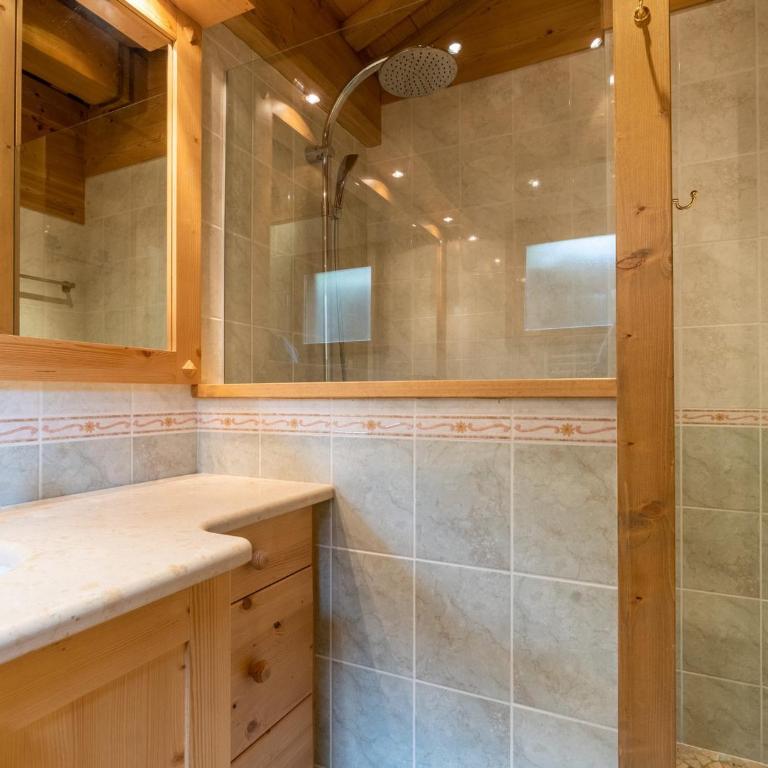 Chalet mitoyen 3 étoiles à La Clusaz, 500m des pistes, 10 pers, terrasse, cheminée, garage, WiFi - FR-1-459-186 - Chalet - 10