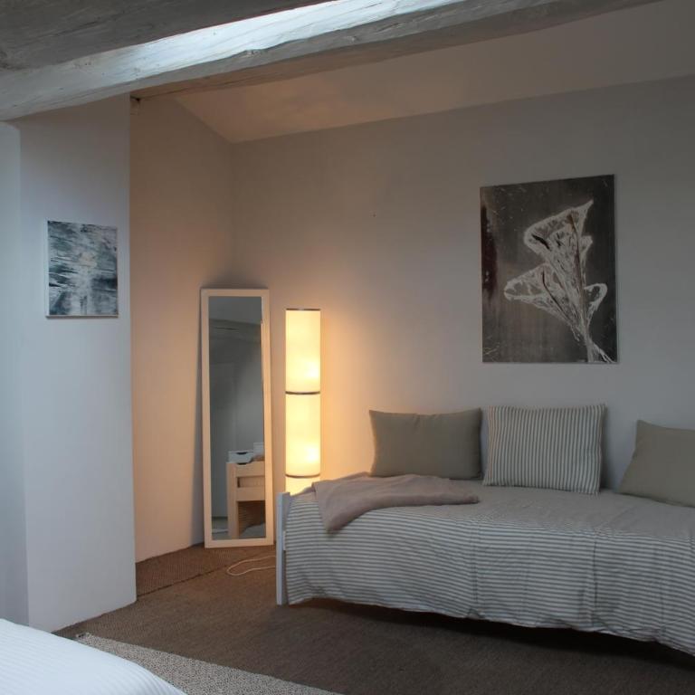Mas Les Romarins, 10 min d'Uzès, piscine et grand jardin clos, jeux, nid de repos et base pour activités dans le Gard - Villa - Vue sur Jardin - 16