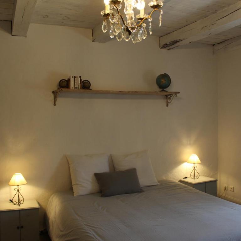 Mas Les Romarins, 10 min d'Uzès, piscine et grand jardin clos, jeux, nid de repos et base pour activités dans le Gard - Villa - Vue sur Jardin - 19