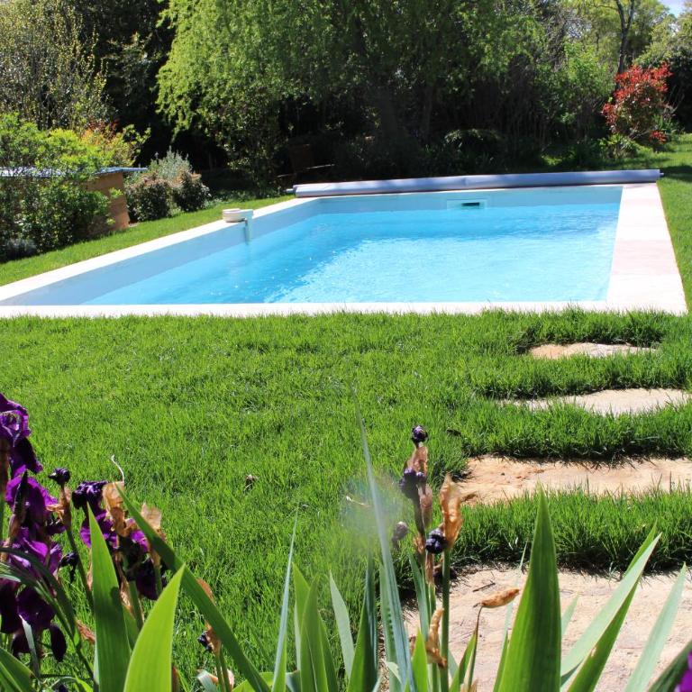 Mas Les Romarins, 10 min d'Uzès, piscine et grand jardin clos, jeux, nid de repos et base pour activités dans le Gard - Villa - Vue sur Jardin - 30