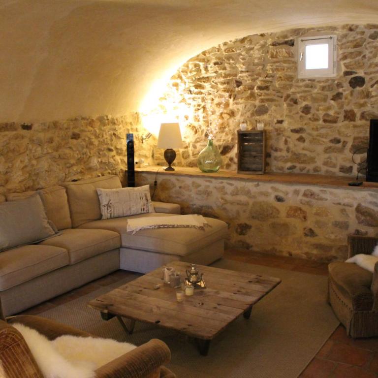 Mas Les Romarins, 10 min d'Uzès, piscine et grand jardin clos, jeux, nid de repos et base pour activités dans le Gard - Villa - Vue sur Jardin - 8