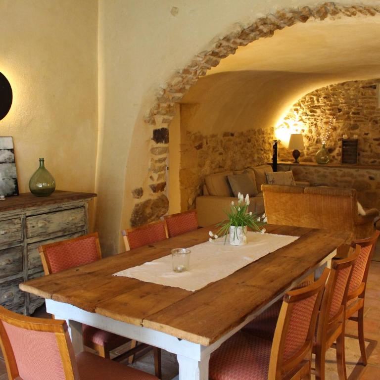 Mas Les Romarins, 10 min d'Uzès, piscine et grand jardin clos, jeux, nid de repos et base pour activités dans le Gard - Villa - Vue sur Jardin - 9