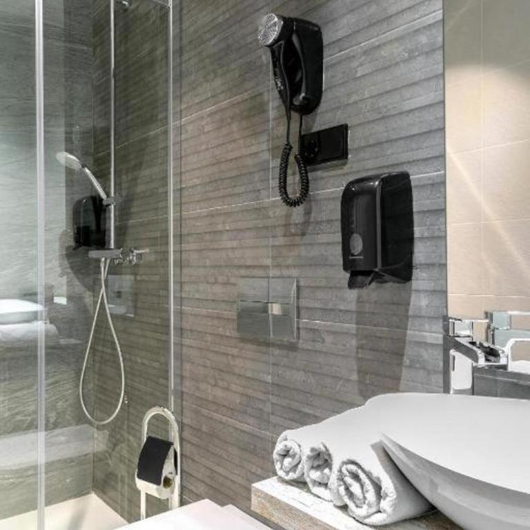 Hostal Abadia Madrid - Habitación Doble con balcón y vistas a la ciudad - 13