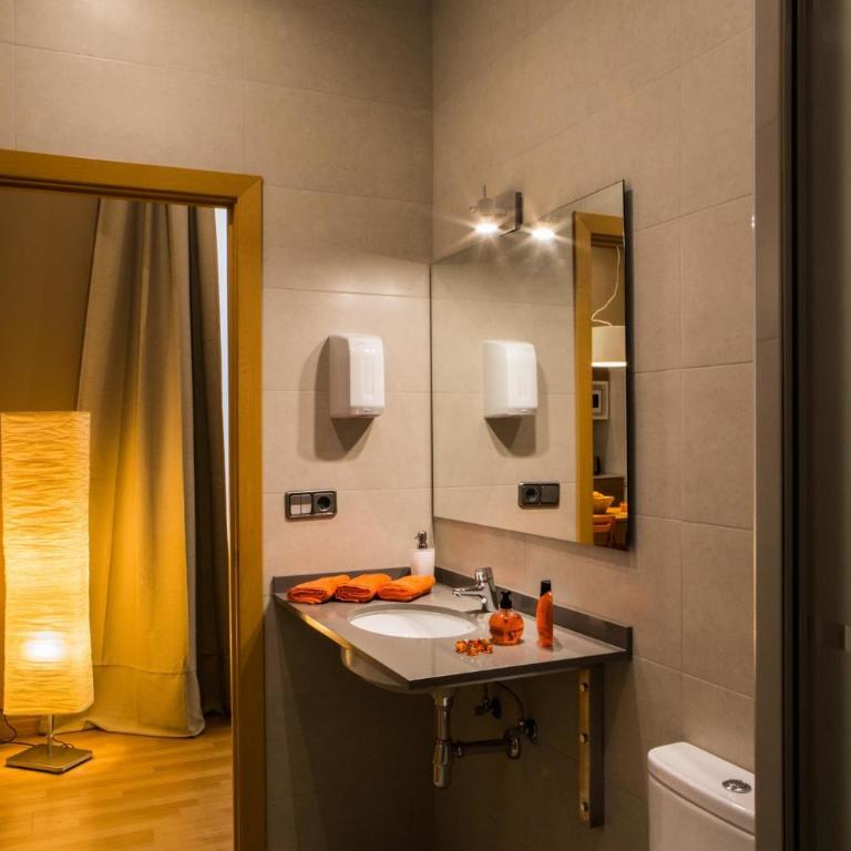 Born Barcelona Hostel - Bed in 6-Bed Mixed Dormitory Room - 4