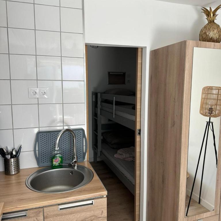 Charmant studio neuf 150m plage sur avenue principale climatisé et parking - Apartment - Ground Floor - 5