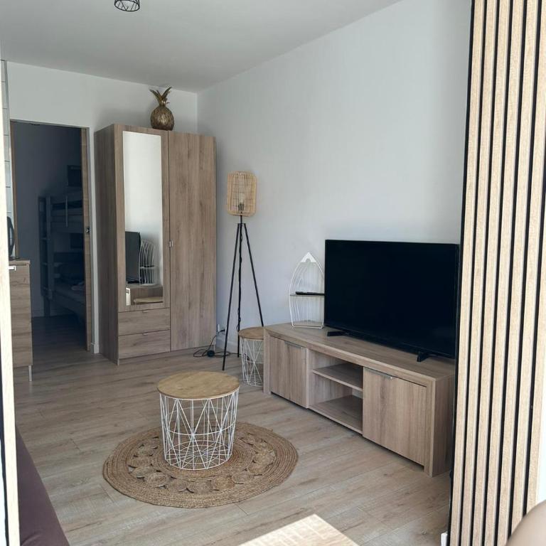 Charmant studio neuf 150m plage sur avenue principale climatisé et parking - Apartment - Ground Floor - 8