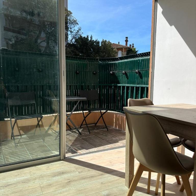 Charmant studio neuf 150m plage sur avenue principale climatisé et parking - Apartment - Ground Floor - 9