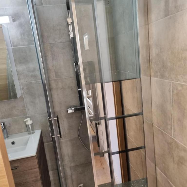 Charmant studio neuf 150m plage sur avenue principale climatisé et parking - Apartment - Ground Floor - 15