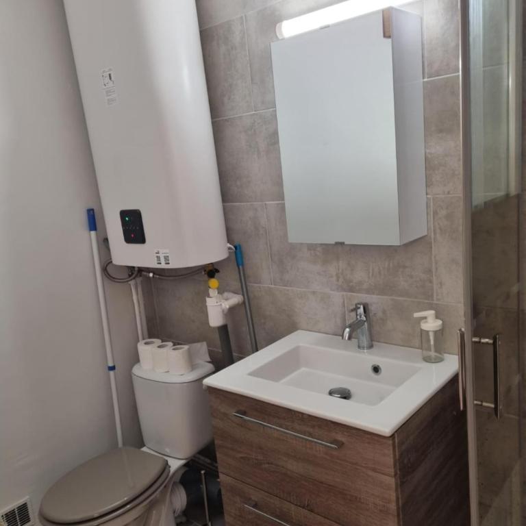 Charmant studio neuf 150m plage sur avenue principale climatisé et parking - Apartment - Ground Floor - 13
