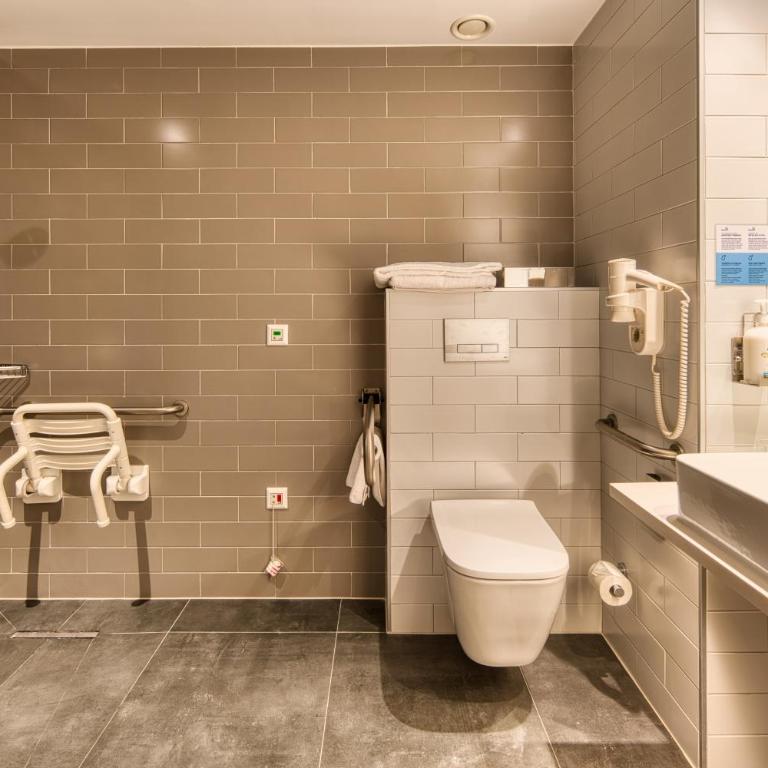 Holiday Inn Express - Madrid - Airport by IHG - Standard Queen Room - Accessible with Free Breakfast - 12