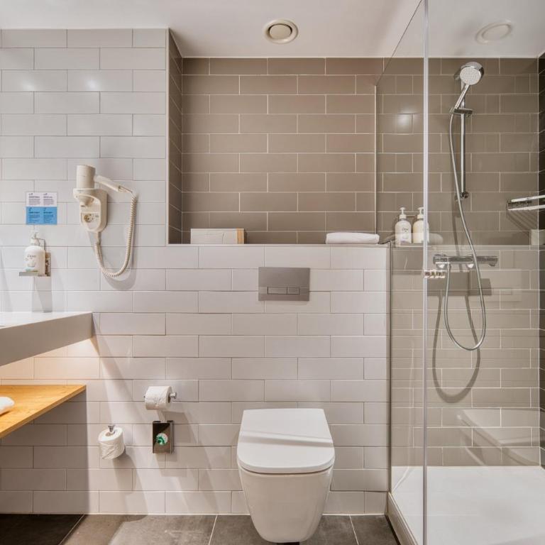 Holiday Inn Express - Madrid - Airport by IHG - Standard Queen Room - Free Breakfast - 15