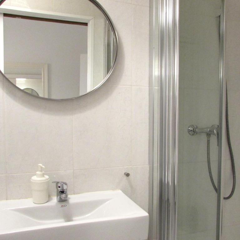 Pensió Cerdanya - Basic Double Room with Private Bathroom - 2