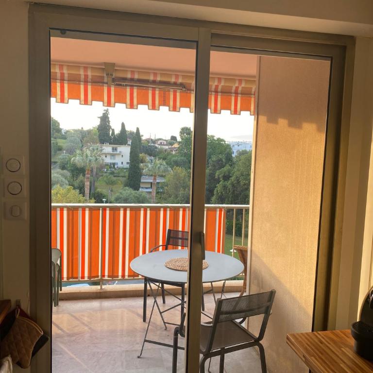 Appartement Juan-Les-Pins, 4 pieces, 80m2, Residence Luxe Piscine Tennis - Appartement 3 Chambres - 45