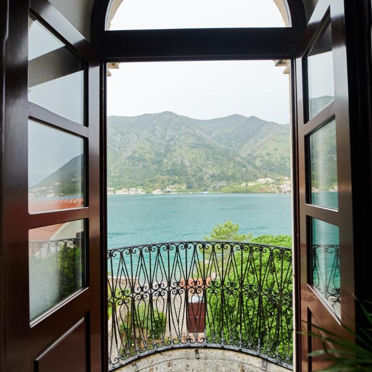 Luxury Palace Apartment - Two-Bedroom Apartment - 10