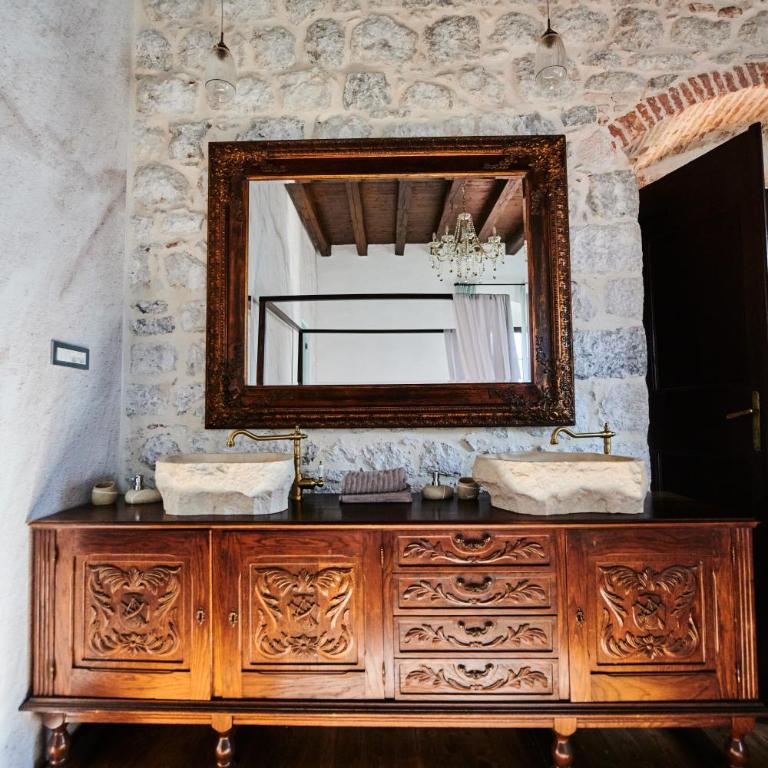 Luxury Palace Apartment - Two-Bedroom Apartment - 17