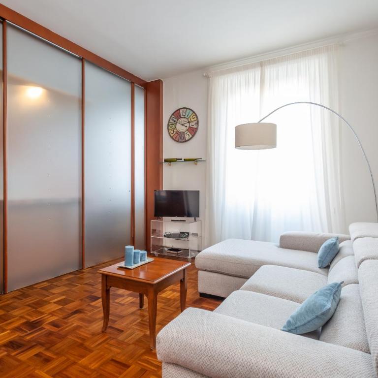Modern 2BDR apartment vibrant Prati neighborhood - Apartment with Balcony - 26