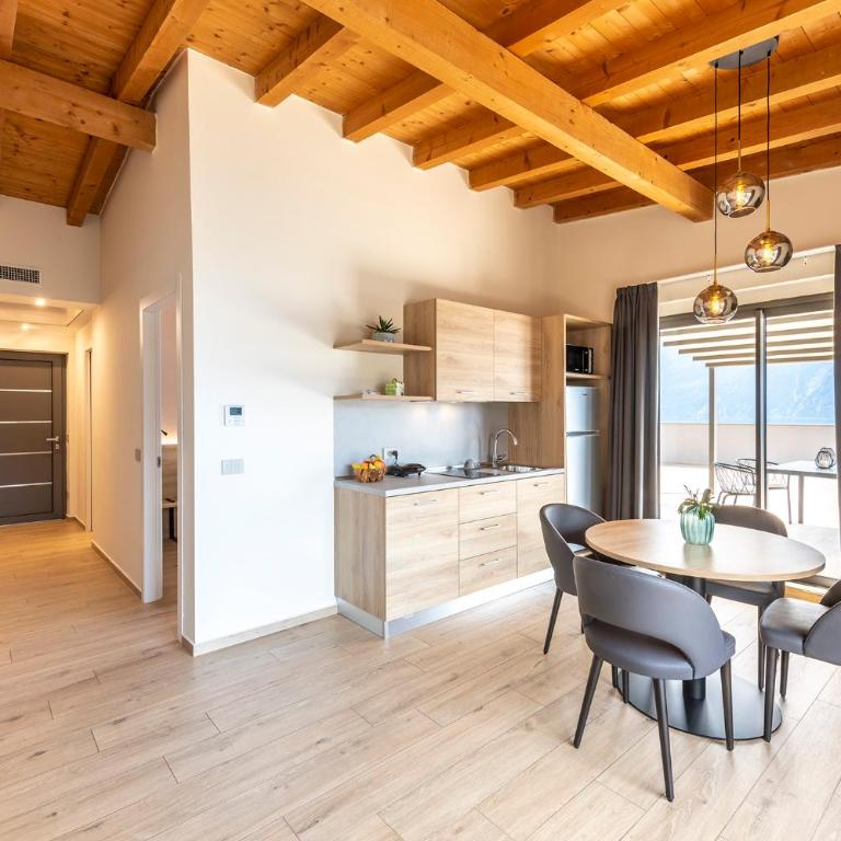 Evo Suites Apartments - Attico con Vasca Idromassaggio e Terrazza Vista Lago - 2