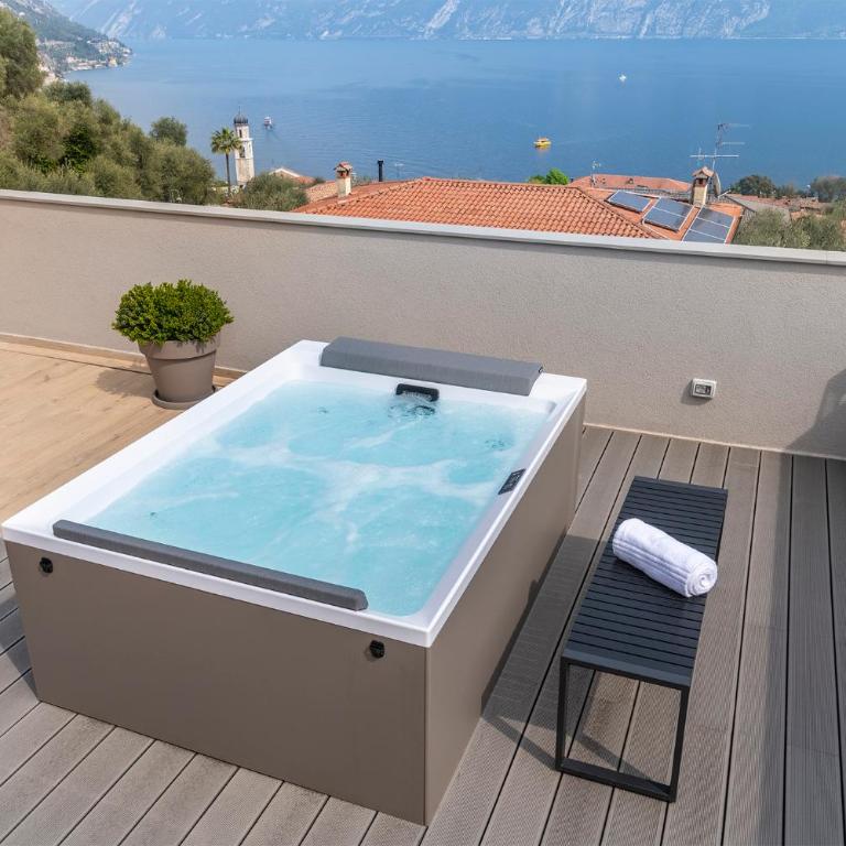 Evo Suites Apartments - Attico con Vasca Idromassaggio e Terrazza Vista Lago - 12