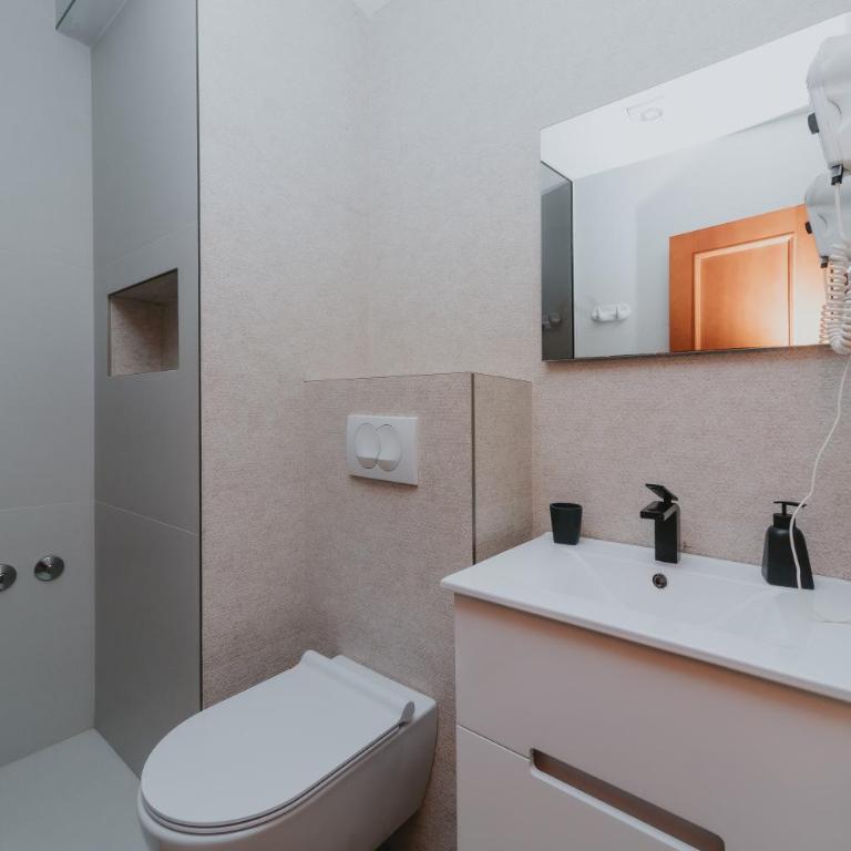 Mali Hotel Porat - Deluks Suite sa Izlazom na Terasu i Pogledom na More (20) - 4