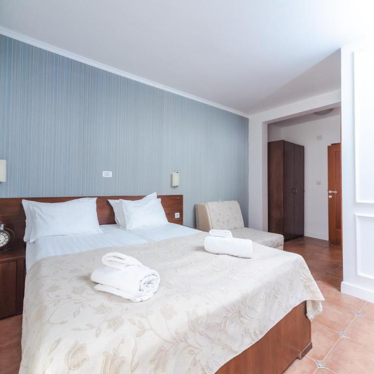 Mali Hotel Porat - Standardna Dvokrevetna Soba sa Bračnim Krevetom i Izlazom na Terasu (28) - 2