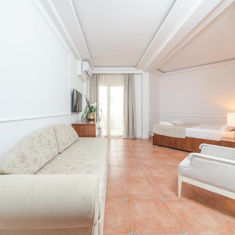 Mali Hotel Porat - Standardna Trokrevetna Soba sa Izlazom na Terasu (25) - 4