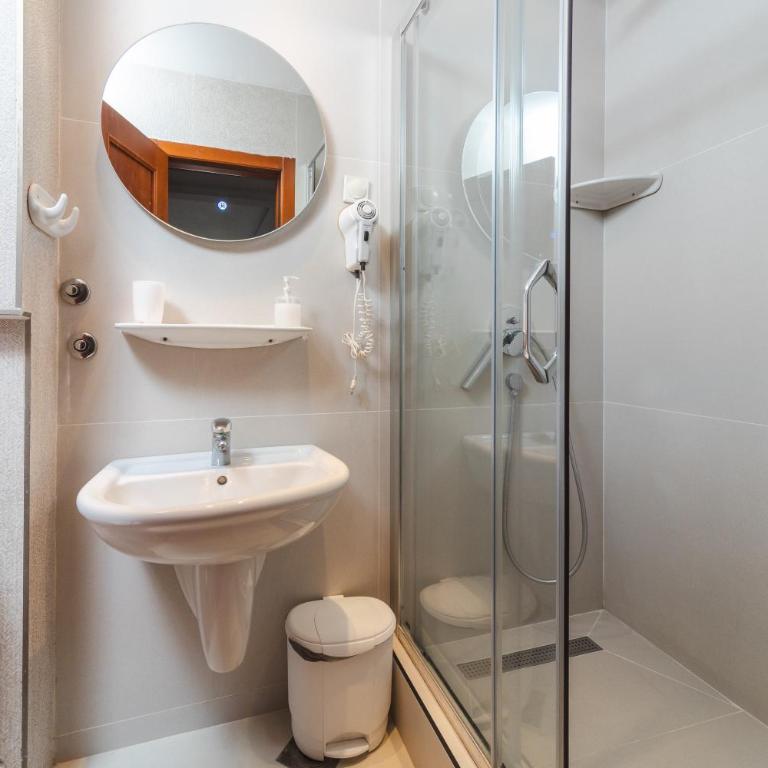 Mali Hotel Porat - Standardna Trokrevetna Soba sa Izlazom na Terasu (25) - 1