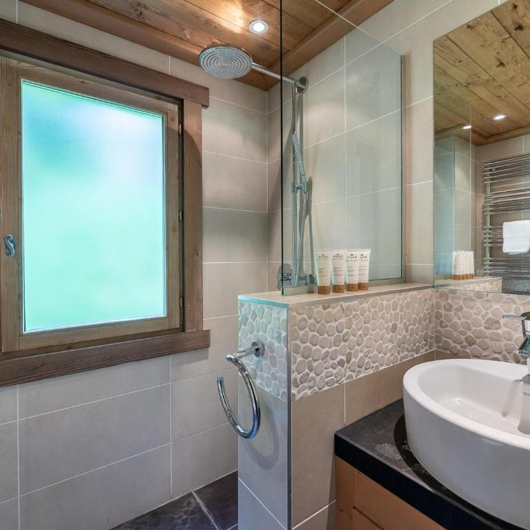 Chalet familial avec jacuzzi à Méribel, 8 adultes + 2 enfants - Chalet 3 Chambres - 13