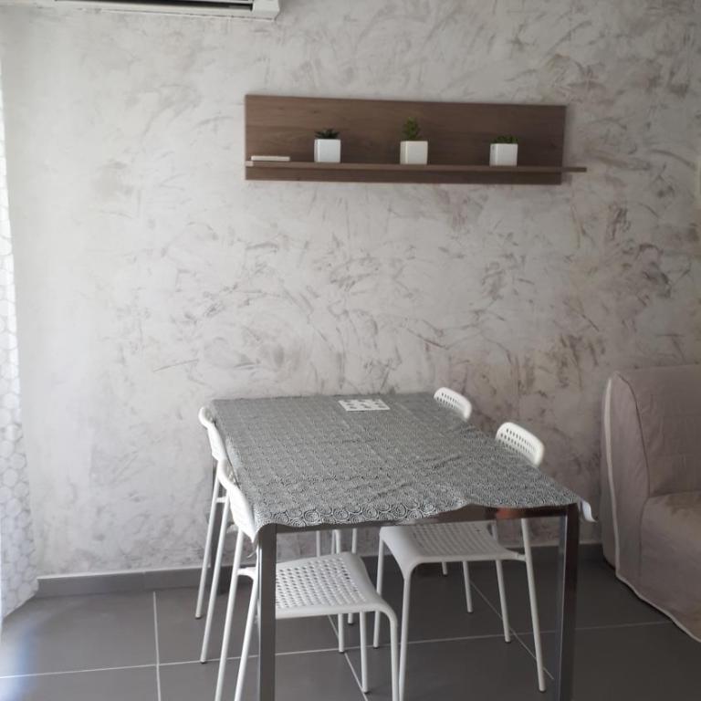 Appartement climatisé T1 à Hyères, dans résidence avec gardien, calme, parking, WIFI - One-Bedroom Apartment - 5