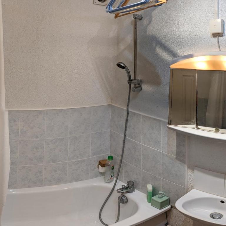 Tiny House 1, 2 ou 3 personnes SoeursGrises Béziers Centre Historique coeur de l'Hérault Occitanie, plus vieille ville de France, chemin de Compostelle à pied ou velo, passeport du pèlerin 24h, petits dejeuners et repas, 300m du centre ville - Maison 2 Chambres - 13