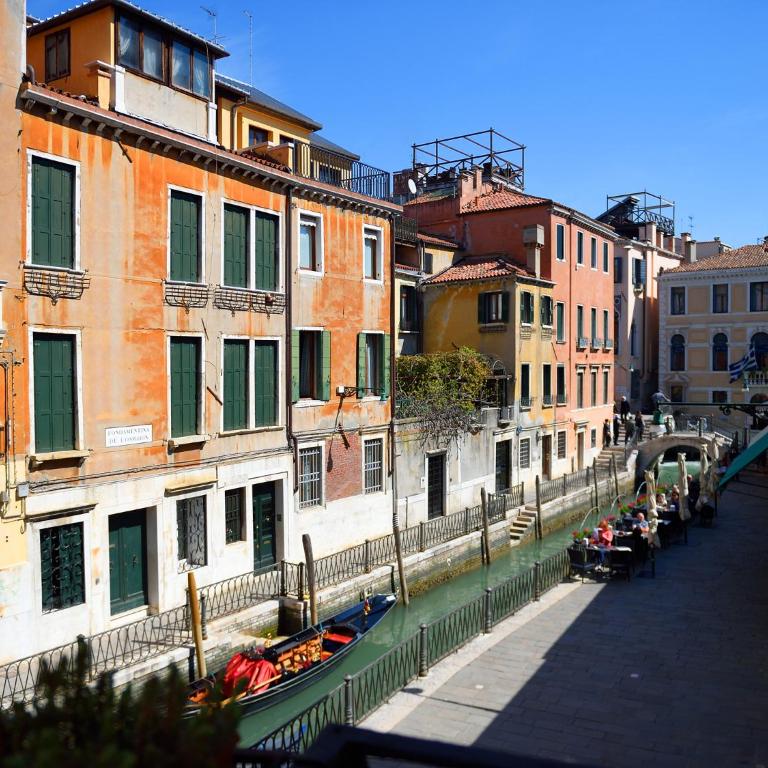 Hotel Corte dei Greci - Camera Matrimoniale Superior con Vista Canale - 4