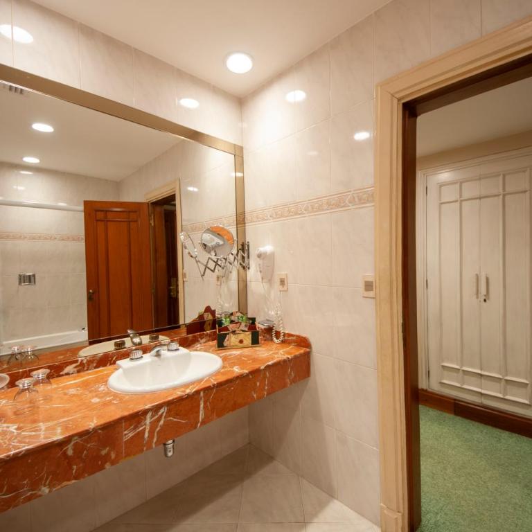Granados Park Hotel - Standard King Room - 9