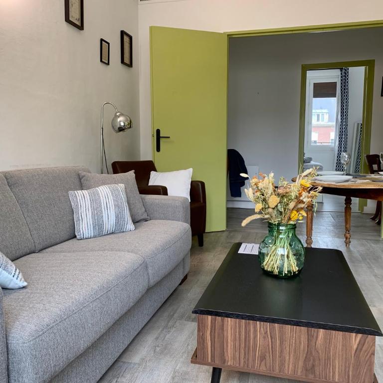 Vue exceptionnelle sur la place Gambetta Plein centre cafés restos idéal séjour pro ou en famille - Apartamento de 2 dormitorios - 8