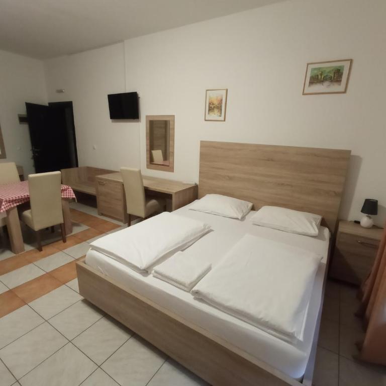 Lovely Home Rooms Center - Deluxe Triple Room - 26