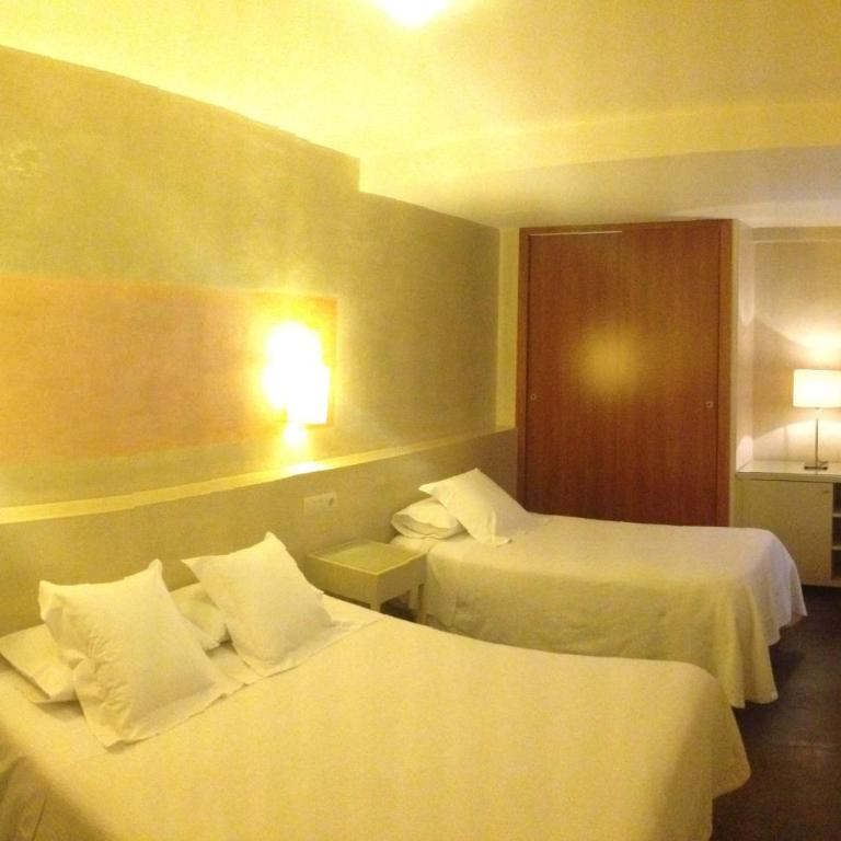 Hotel Carmen - Habitación con cama grande y balcón - 9