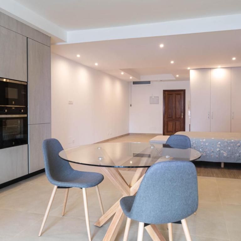 Rooms & Suites Loft 2F - Central Arrecife, Lanzarote - Free Parking - Deluxe King Studio - 3