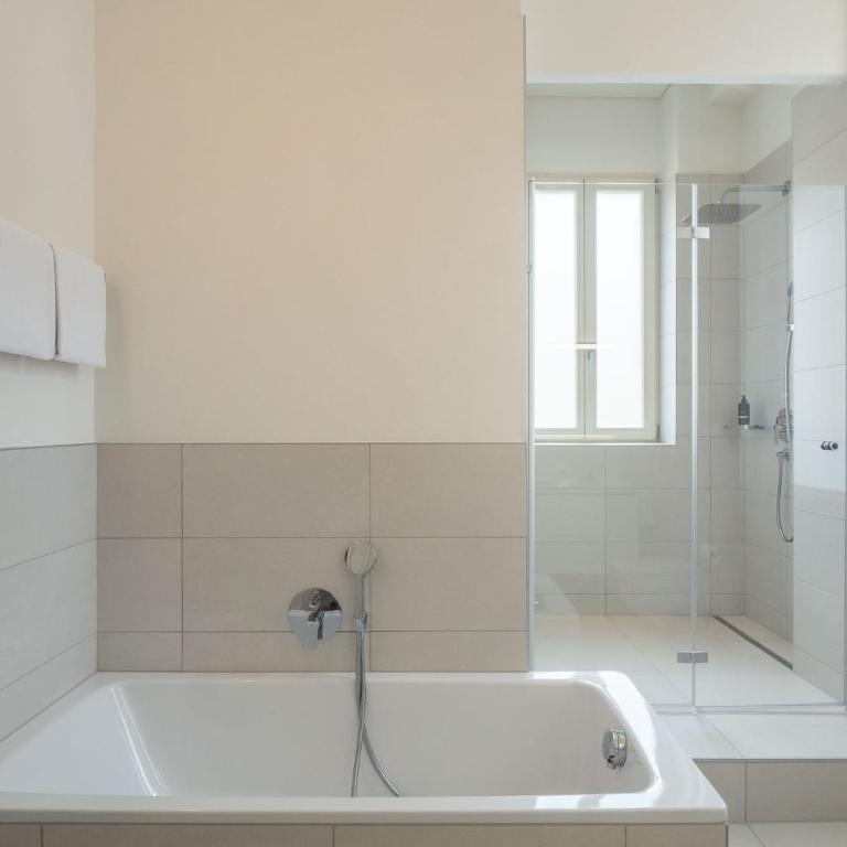 Villa by @ Home Hotel Locarno - Deluxe Doppelzimmer mit Balkon - 4