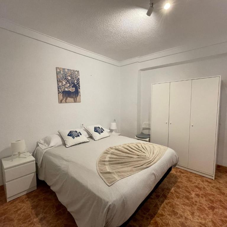 Valencia Centro andando y Playa malvarrosa tranvía - Three-Bedroom Apartment - 1