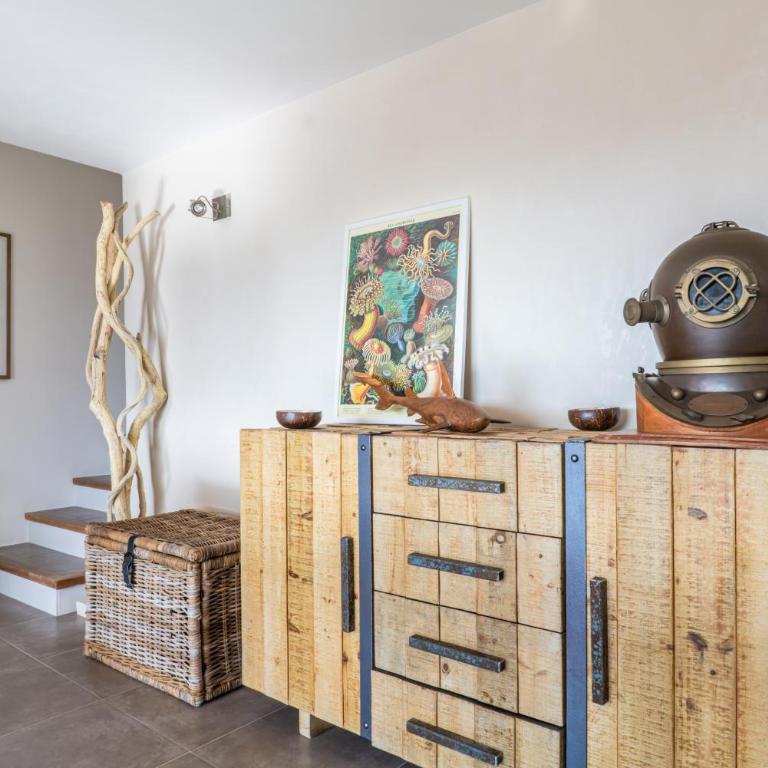 L'Odyssée provençale, un duplex de charme de 2 chambres au pied du village médiéval de Bormes-les-Mimosas, offrant des prestations haut de gamme et une superbe vue sur le Massif des Maures - Appartement 2 Chambres - 1